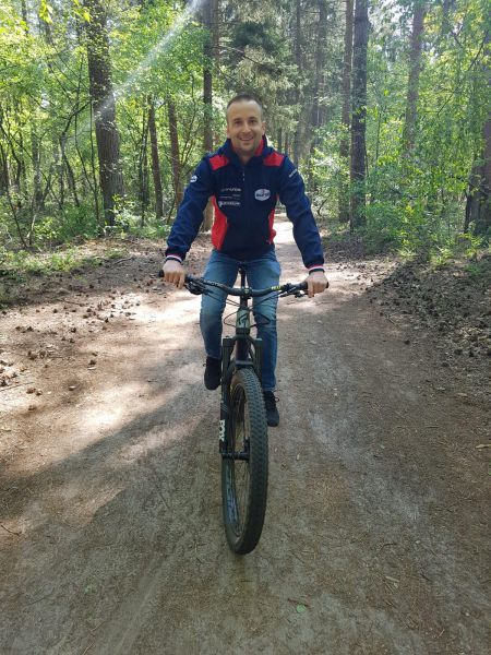 Tijdens de Corona-crisis houdt Nederlands rallykampioen Bob de Jong zich fit op de mountain bike