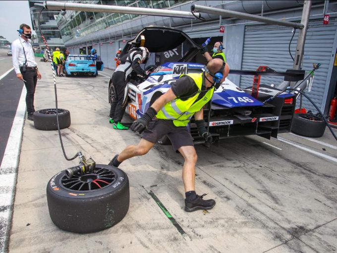 Creventic 12H Monza KTM pitstop