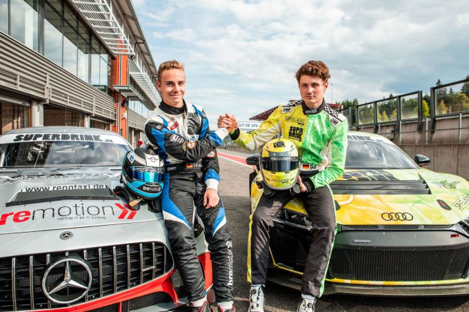 DTM Trophy Jan_Philipp_Springob_links_en_Felix_von_der_Laden_rechts_Superdrink_sponsor