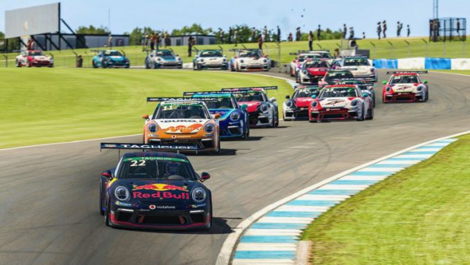 Team Porsche24 driven by Redline aan de start op Silverstone