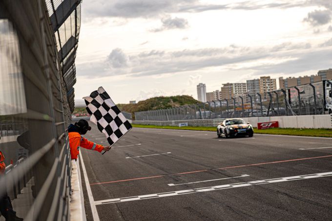 2b_cayman_finish_vlag_pccbamppscbround3-zandvoortgtworldchallenge26-09-2020