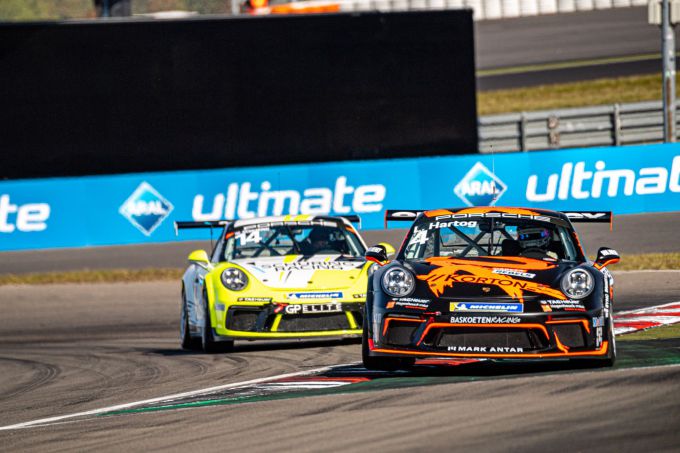 2m_schuringenhartogbindenstrijdaantijdensporschecarreracupbenelux-weekendopzandvoort3
