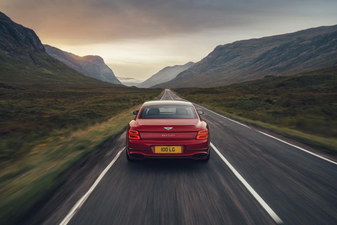  Bentley onthult de Flying Spur V8