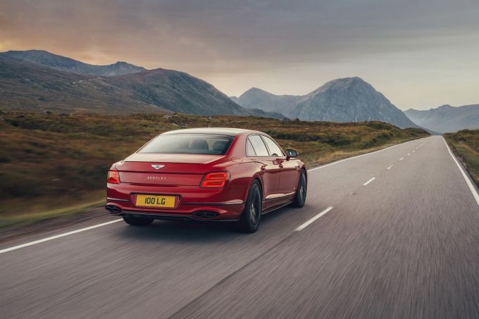  Bentley onthult de Flying Spur V8