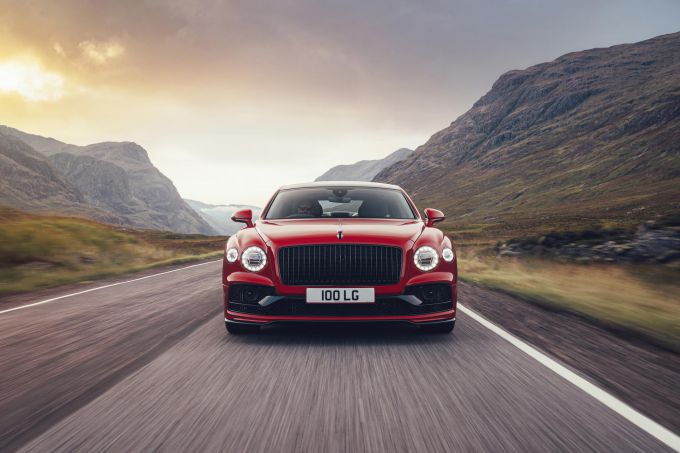  Bentley onthult de Flying Spur V8