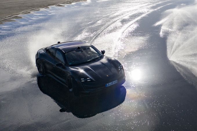 Dennis Retera drift de Porsche Taycan naar record in Guinness World Records™