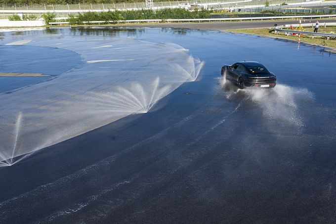Dennis Retera drift de Porsche Taycan naar record in Guinness World Records™