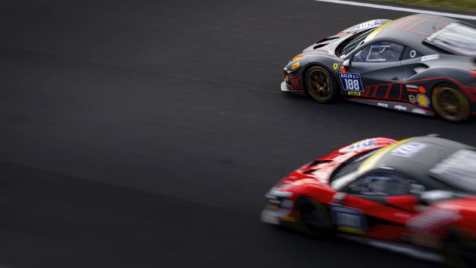 Roger_Grouwels_Ferrari_close_finish_Misano