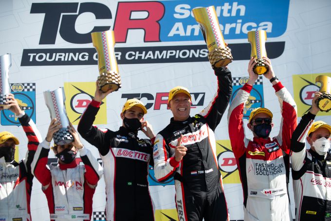 Tom Coronel bekroont reis naar Brazilië met winst in één-uursrace