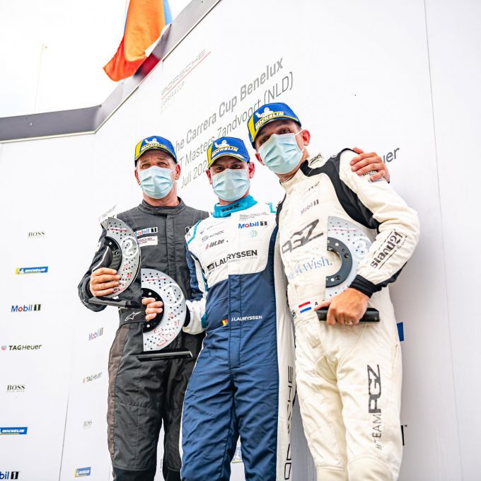 Podium_Zandvoort><br />
<br />
De ingrediënten zijn aanwezig voor twee prachtige races als onderdeel van een mooi evenement, want dit weekeinde rijdt de Porsche Carrera Cup Benelux voor het eerst dit jaar samen met de DTM, wat ook tijdens de laatste twee raceweekeinden op de Nürburgring en in Hockenheim het geval is. Daarmee zet de Porsche Carrera Cup Benelux een goede traditie voort, want Porsche-merkencups zijn al drie decennia lang een geliefd onderdeel van DTM-evenementen en in een aantal gevallen kwamen coureurs na successen in de Porsches ook in de DTM terecht, zoals de Nederlander Patrick Huisman of de Duitsers Mike Rockenfeller en René Rast, die beide ook DTM-kampioenstitels wonnen.<br />
<br />
<img src=