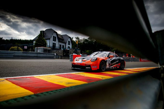 Porsche Mobil 1 Supercup at Spa Team GP Elite met Larry ten Voorde gezien door de vangrail