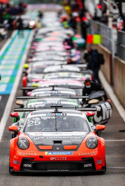 Porsche Mobil 1 Supercup at Spa Team GP Elite met Larry ten Voorde voorop bij opstelling in pitstraat