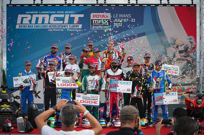 Mateja Radenkovic tussen alle podium winnaars