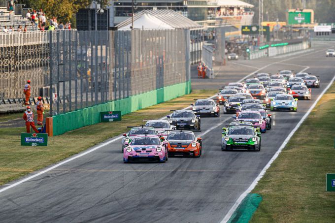 Porsche Mobil 1 Supercup startveld op weg naar eerste chicane Monza