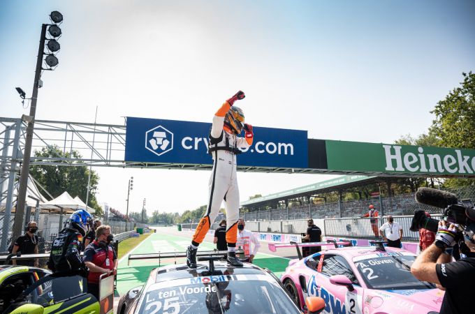 Porsche Mobil 1 Supercup Larry ten Voorde op en uit zijn dak