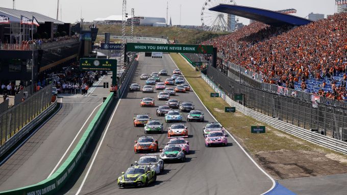 Porsche Mobil 1 Supercup op CM.com Circuit Zandvoort fraai startveld Tarzanbocht