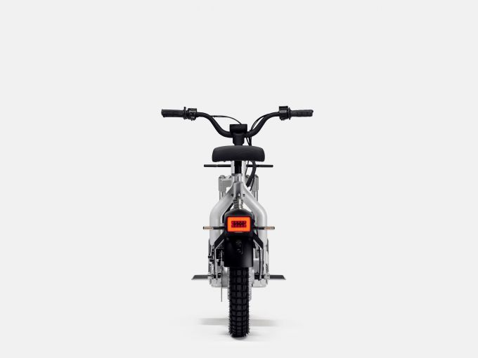 Polestar onthult samen met CAKE een limited edition e-moped