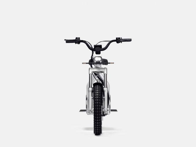 Polestar onthult samen met CAKE een limited edition e-moped