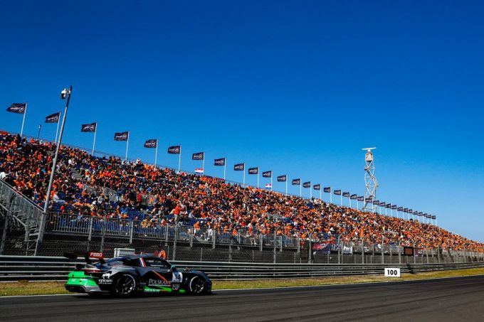 Porsche Mobil 1 Supercup Zandvoort Jaap van Lagen met oranjelegioen