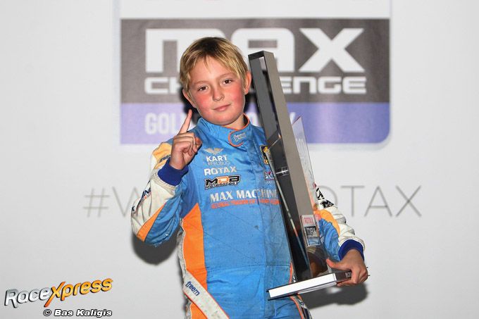 Boaz Maximov met grote golden bokaal