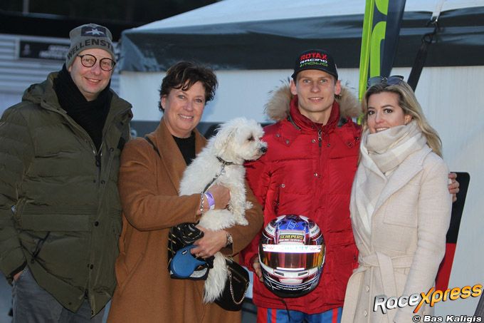 Martijn van Leeuwen met ouders en vriendin