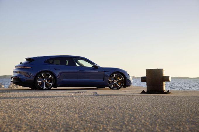 Porsche Taycan Sport Turismo 2