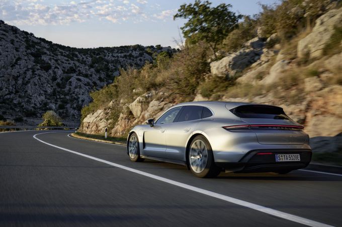 Porsche Taycan Sport Turismo 7