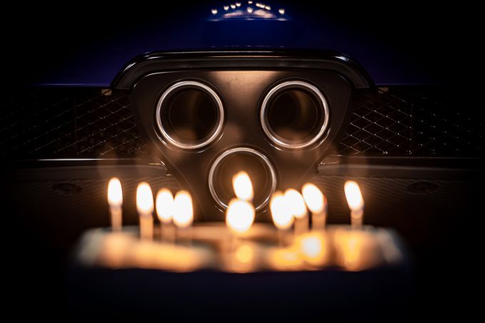 De supercar van Lexus blaast tien kaarsjes uit