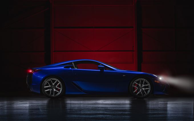 De supercar van Lexus blaast tien kaarsjes uit