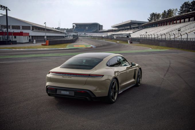 Porsche-Hockenheim-90-jaarachterzijde track