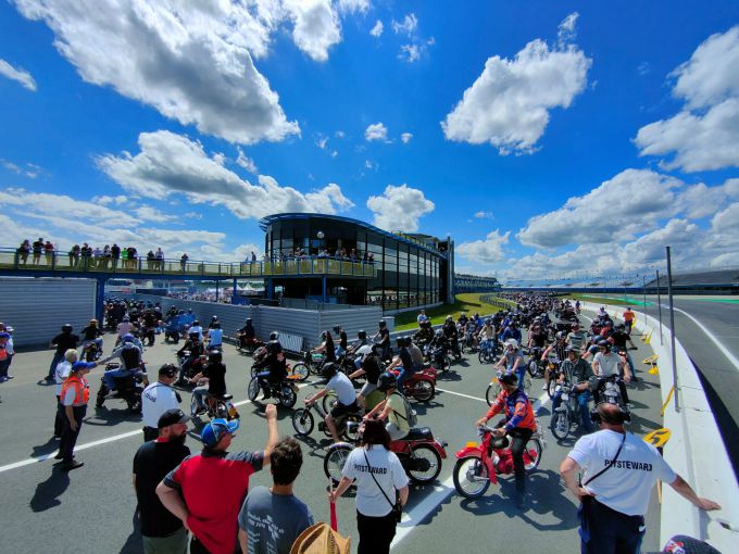 Duizenden bromfietsliefhebbers naar TT Circuit Assen voor grootste bromfietsevenement van Nederland