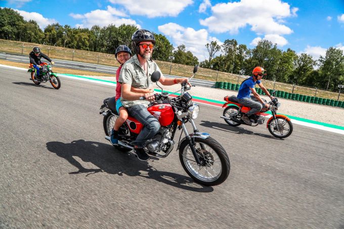 Duizenden bromfietsliefhebbers naar TT Circuit Assen voor grootste bromfietsevenement van Nederland