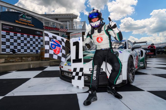 Noord-Amerikaanse Porsche Carrera Cup Kay van Berlo duimpje omhoog