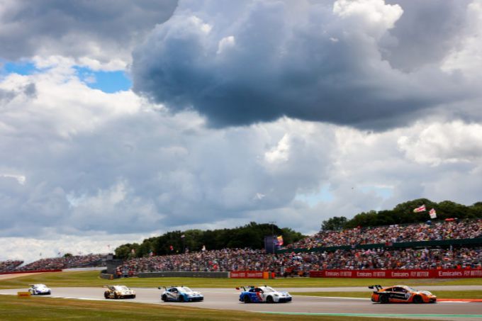 Porsche Mobil 1 Supercup @ Silverston overwview
