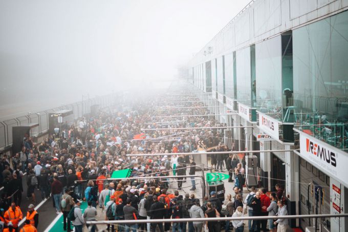 Pitwalk van de DTM fans in een mistige pitstraat
