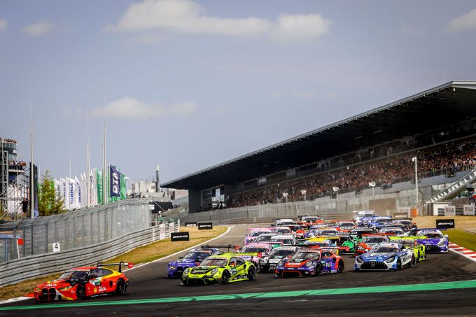 DTM Nürburgring powered by Mercedes-AMG Sheldon van der Linde voert veld aan