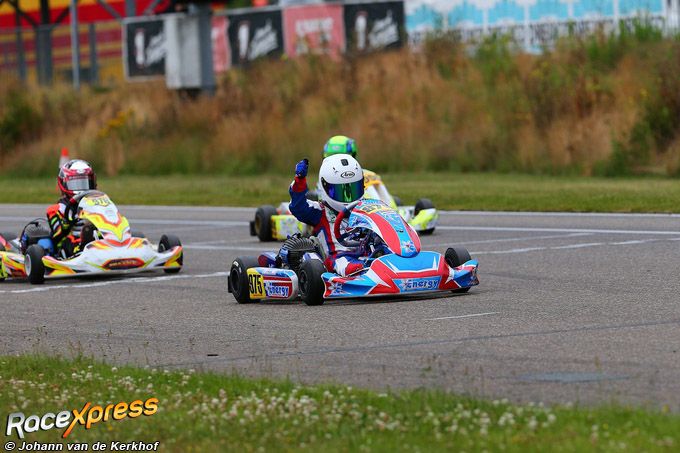 Jordi Broekman juichend over de finish