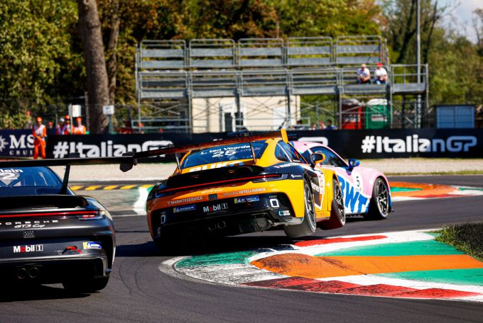 Porsche Mobil 1 Supercup 2022 @ Monza Larry_ten_Voorde_los_van_de_grond_in_chicane