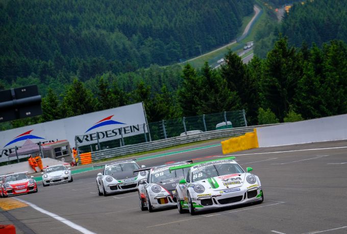 Porsche_rijtje_op_Spa