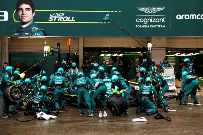Aston Martin op weg naar de top 10 pitstop