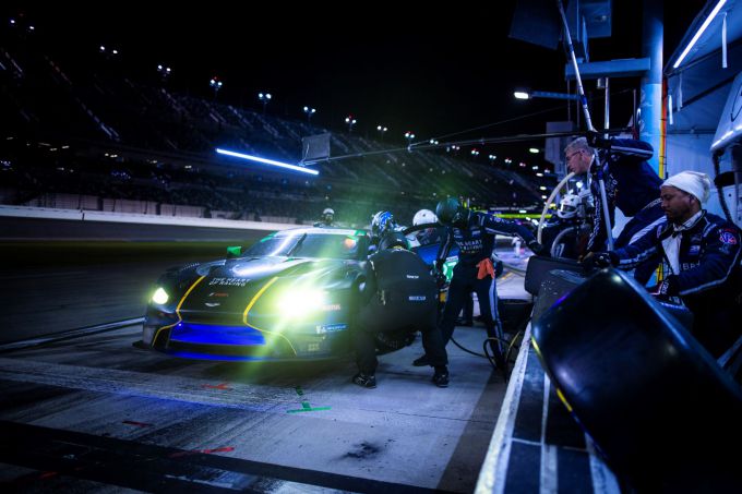 24H Daytona 2023 pitsop by night
