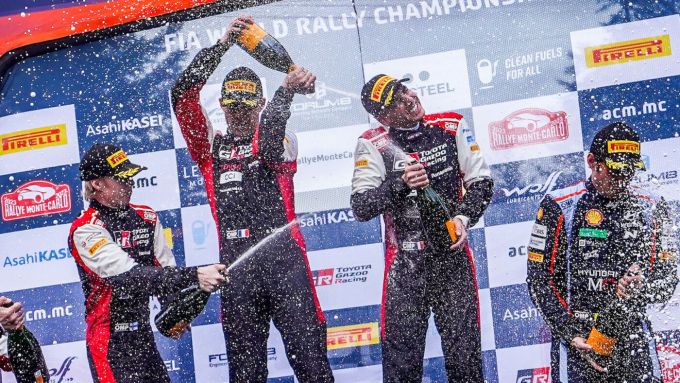 Sébastien Ogier en Vincent Landais als winnaars van de Rally Monte Carlo 2023 op_het_podium_champagne