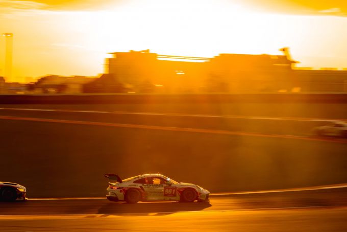 24H Dubai 2023 FACH Auto track sunset
