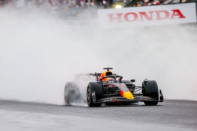 Max_Verstappen_actie_front_spray GP Japan 2022