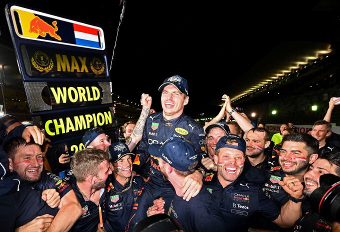 Max_Verstappen_en_crew_Red_Bull_F1-team