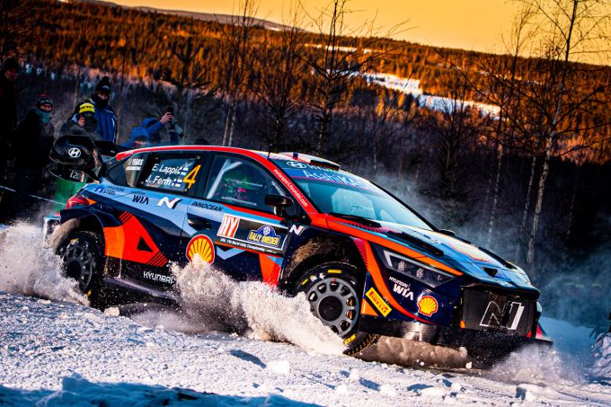 Lappi_Hyundai_exit_sneeuwmuur