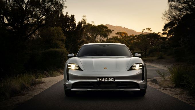 Mark Webber Tasmanië Porsche Taycan Cross Turismo foto 3