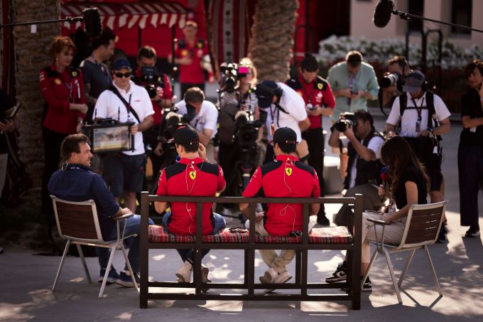 Leclerc_en_Sainz_persconferentie Ferrari Bahrein 2023