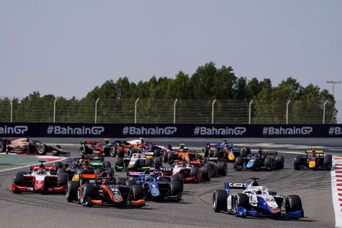 FIA F2 start Bahrain