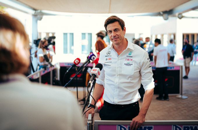 Toto Wolff: "Aston Martin heeft een auto die 'half Mercedes' is"